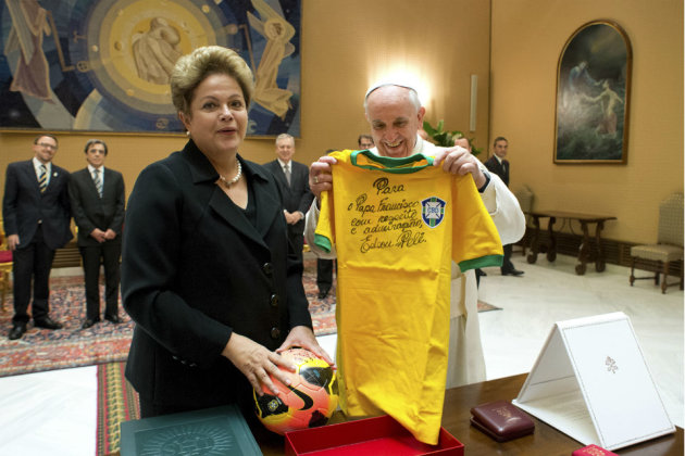 Francisco, con la camiseta firmada por Pelé