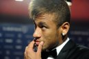 La estrella del Santos y de la selección brasileña, Neymar, atiende a la prensa tras la entrega de premios, este lunes en Rio de Janeiro.