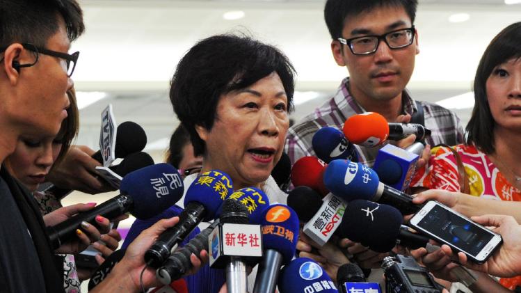 Sheng Ching (2nd left) -- the Director of Taiwan&#39;s Civil Aeronautics Administration -- speaks to reporters at the Sungshan airport in Taipei, on July 23, 2014