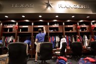 Empleados de los Rangers de Texas arreglan los casilleros de los jugadores, el sábado 29 de octubre de 2011, en Arlington, Texas. Después de haber estado tan cerca de ganar su primer campeonato, los Rangers podrían tener de vuelta a todos sus integrantes clave el próximo año para intentar disputar su tercera Serie Mundial consecutiva. (AP foto/Tony Gutiérrez)
