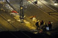 Un número por determinar de personas, al menos 35, han fallecido en el accidente, del que se desconocen las causas, pero que provocó el descarrilamiento de un tren que iba de Madrid a Ferrol