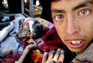 Lágrimas escorrem dos olhos de um menino paquistanês em 13 de outubro de 2005
