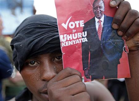 Uhuru Kenyatta a été élu président du Kenya avec 50,03% des suffrages exprimés lors du scrutin de lundi, selon les résultats provisoires diffusés aux premières heures de samedi par la commission électorale. /Photo prise le 9 mars 2013/REUTERS/Goran Tomasevic