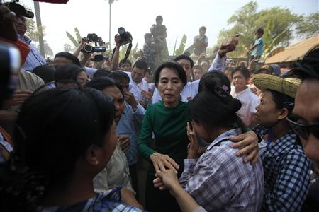 Myanmar pro-democracy Leader Aung San Suu Kyi comforts a woman at a village in Sarlingyi township March 14, 2013. REUTERS/Soe Zeya Tun