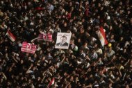 Miles de abogados desfilaron hacia la plaza Tahrir en El Cairo gritando "el pueblo quiere la caída del régimen", una de las consignas emblemáticas de la revuelta del año pasado que terminó con la caída de Hosni Mubarak