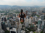 Esportistas pulam de torre na Malásia