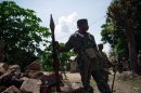Un soldado congoleño sujeta un lanzagranadas el lunes en Minova