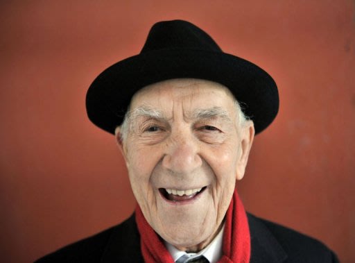 Photo Par Boris Horvat - Stéphane Hessel, l'auteur de "Indignez-vous", est mort dans la nuit de mardi à mercredi à l'âge de 95 ans, a-t-on appris mercredi auprès de son épouse