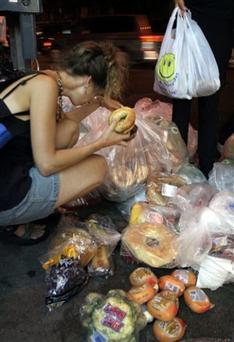 Una mujer clasifica alimentos encontrados en la basura - AP