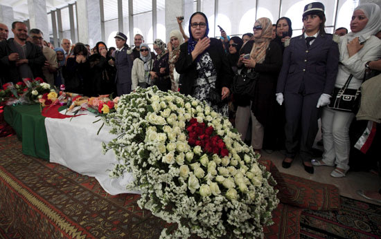 الجزائريون يلقون النظرة الأخيرة على جثمان وردة قبل دفنه 8-jpg_074754