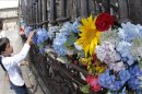 Los peregrinos y turistas depositan flores, velas y notas en la fachada de catedral, símbolo de la ciudad, en un espontáneo homenaje a los fallecidos en el accidente de tren del pasado jueves. EFE/Archivo
