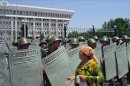 Una mujer habla con la policía antidisturbios Bishkek, Kirguizistán. EFE/Archivo