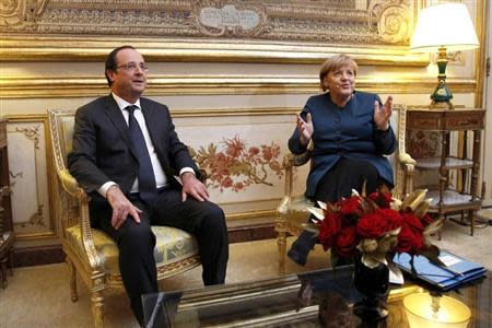 Merkel, Hollande to discuss possible European communication network that avoids U.S. 2014-02-15T135711Z_1_CBREA1E12RN00_RTROPTP_2_CTECH-US-GERMANY-FRANCE