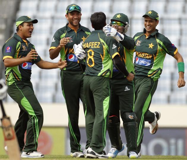 Pakistan&#39;s fielders congratulate Hafeez as he dismissed India&#39;s Dhawan successfully during their ODI cricket match in Asia Cup 2014 in Dhaka.