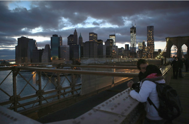 6. قبلة على جسر بروكلين أمام في 3 نوفمبر، 2012 في مدينة نيويورك بعد مرور إعصار ساندي.