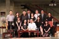 由知名導演吳念真、吳定謙父子聯合執導的綠光世界劇場《八月，在我家》，27日在台北城市舞台進行彩排。（photo by 綠光劇場）