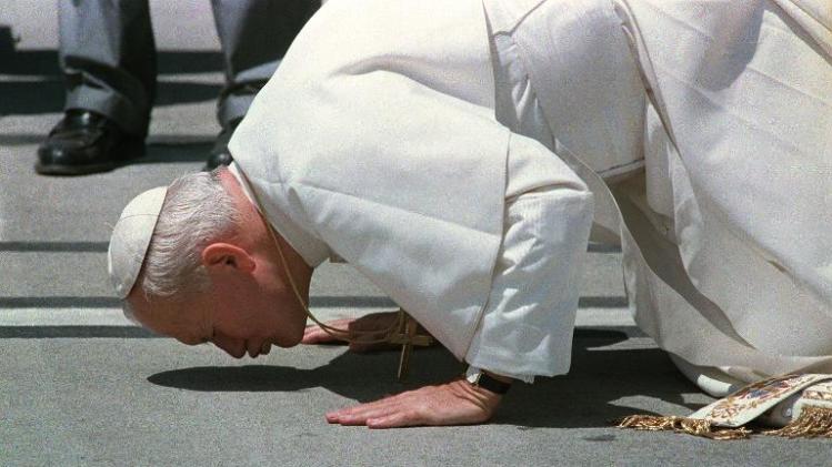 Pope John Paul II kisses the ground upon his arrival in Auckland on November 22, 1986