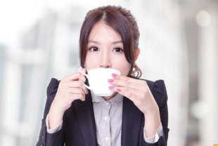 楊榮森醫師表示，咖啡不是造成骨質疏鬆的危險因子，但過量仍可能造成影響，建議會擔心的民眾可做骨密度檢查，確認自己是否有骨鬆症，是否需要少喝點咖啡。