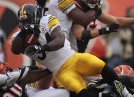 El running back Rashard Mendenhall anota un touchdown por los Steelers de Pittsburgh con una carrera de dos yardas contra los Bengals el domingo 13 de noviembre del 2011 en Cincinnati. (Foto AP/Tony Tribble)
