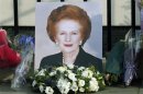 Fiori davanti a una foto dell'ex premier britannica Margaret Thatcher