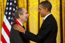 El presidente estadounidense, Barack Obama (dcha), con el escritor Philip Roth, el 2 de marzo de 2011