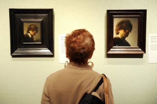 Una mujer observa dos autorretratos …