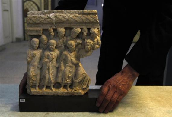 Spesialis Afghan menunjukkan pahatan kuno pra-Islam yang dikembalikan ke Afghanistan di Afghan National Museum di Kabul 30 Januari 2012.