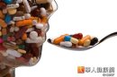 食品廠違法執行藥品鋁箔分裝作業，總計34家藥廠、154項藥品依規定限期回收，不過截至今年1月1日，仍有26項違規藥品尚未回收完成，健保局宣布暫停給付這些藥品。