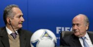 O ministério dos esportes, Aldo Rebelo (E), junto com o presidente da Fifa, Joseph Blatter (D)