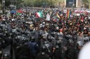 Manifestantes encapuchados y policías antimotines de Ciudad de México fueron registrados este domingo al enfrentarse en una marcha hacia la Cámara de Diputados, donde esta tarde el secretario de Gobernación, Miguel Ángel Osorio, entregó el primer informe de gobierno del presidente Enrique Peña Nieto. EFEManifestantes encapuchados y policías antimotines de Ciudad de México fueron registrados este domingo al enfrentarse en una marcha hacia la Cámara de Diputados, donde esta tarde el secretario de Gobernación, Miguel Ángel Osorio, entregó el primer informe de gobierno del presidente Enrique Peña Nieto. EFE