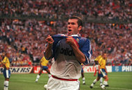 Zinedine Zidane, da França, comemora um dos dois gols que fez contra o Brasil na final da Copa do Mundo de 1998 (Foto: Getty Images)