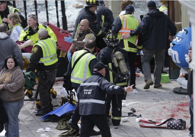 اعلنت شرطة نيويورك الاثنين انها عززت اجراءاتها الامنية، وذلك بعد اقل من ساعة على انفجارين اوقعا قتيلين و22 جريحا واستهدفا سباق الماراتون في بوسطن، وفق حصيلة غير نهائية.