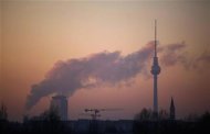 Las ciudades europeas están haciendo planes para adaptarse al cambio climático conforme los riesgos ganan en gravedad, según mostró el jueves un informe de la organización británica de medición de emisiones Carbon Disclosure Project (CDP, en sus siglas en inglés) y la consultora Accenture. En la imagen, vapor y otras emisiones salen de una central eléctrica en Berlín, el 2 de febrero de 2012. REUTERS/Pawel Kopczynski