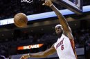 LeBron James del Heat de Miami clava el balón en el partido ante los Bulls de Chicago por los playoffs de la NBA el miércoles 8 de mayo de 2013. (AP Foto/Lynne Sladky)