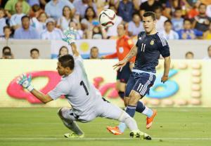 Sergio Aguero of Argentina scores a goal past Dainel&nbsp;&hellip;