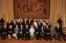Foto de familia de los monarcas en al almuerzo de la reina Isabel II (centro, primera fila), este viernes en Windsor