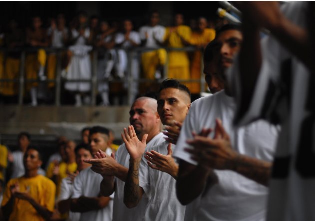 Gang members applaud during a mass at the prison of Izalco, about 65 km (40 miles) from San Salvador
