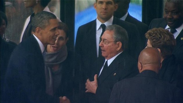 Le président américain Barack Obama a serré la main de son homologue cubain, Raul Castro, mardi lors de la cérémonie en hommage à Nelson Mandela, un geste sans précédent entre les dirigeants de deux pays en froid depuis plus d'un demi-siècle. /Photo prise le 10 décembre 2013/REUTERS/SABC