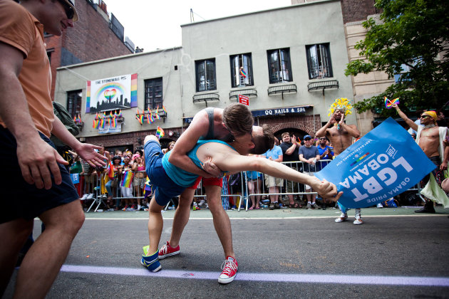1. قبلة في مسيرة نظمها المثليون في 24 يونيو 2012 في مدينة نيويورك.