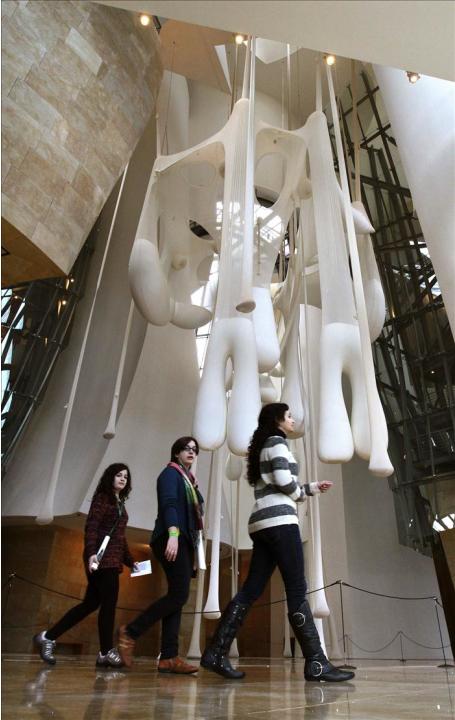 El atrio del Museo Guggenheim Bilbao exhibe desde anoche la gigantesca escultura &quot;El cuerpo que cae (Le corps) femenino (de Leviatán Thot)&quot;, perteneciente a la exposición &quot;Ernesto Neto: