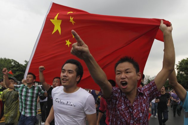 Protesters shout slogans with a Chinese national flag during an anti-Japan protest in Shenzhen, south China&#39;s Guangdong province