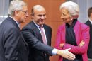 El presidente del Eurogrupo, Jean-Claude Juncker (I), conversa con el ministro español de Economía, Luis De Guindos, y con la directora del FMI, Christine Lagarde