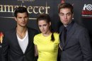 En la imagen, los actores estadounidenses Taylor Lautner, Kristen Stewart y Robert Pattinson posan el 15 de noviembre de 2012 durante el estreno de la película 'Twilight: Breaking Down La Parte 2', en Madrid. EFE