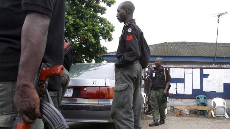 Nigerian policemen are deployed in Lagos on April 22, 2007