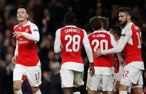 Arsenal's midfielder Mesut Ozil (L) celebrates …