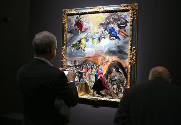 Visitantes observan una pintura del artista Doménikos Theotokópoulos, más conocido como &quot;el Greco&quot;, durante una exhibición en el Museo de Luxemburgo, el 7 de octubre de 2013 en París
