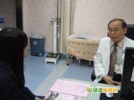 乳癌一定要做化學治療嗎？答案其實是否定的。一名在台求學的30歲日籍女子，因為在童綜合醫院檢查發現左邊乳房有1.8公分的腫瘤，且證實為乳癌，她與家 人商量後返回日本就醫，經評估後只需要進行內分泌治療，消除因恐懼抗拒治療的心態；她目前已回到台灣繼續求學，並由童醫院乳房中心于家珩主任彙整日本醫院 轉診的資料，以國際接力方式繼續治療這名患者，讓病人的療程不受中斷。