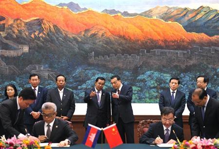 Cambodian Prime Minister Hun Sen (centre L) speaks with Chinese Premier Li Keqiang (centre R) during a signing ceremony at the Great Hall of the People in Beijing April 8, 2013. REUTERS/Minoru Iwasaki/Pool