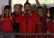 El presidente de Venezuela, Hugo Chávez desde un balcón del palacio de Miraflores, en Caracas (Venezuela) después de ganar las elecciones. EFE