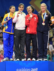 La mexicana Irma Contreras, segunda desde la izquierda, muestra su medalla de oro en el taekwondo de los Juegos Panamericanos el domingo, 16 de octubre de 2011, en Guadalajara. (AP Photo/Martin Mejia)